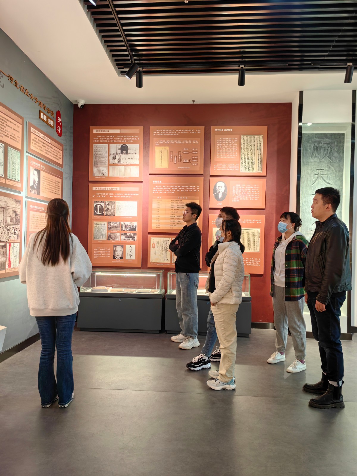 青年教师参观校史展和发展成果展.jpg